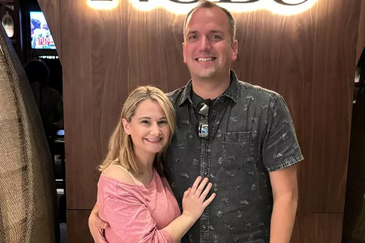 Pregnant Gypsy-Rose Blanchard Cuddles Up with Boyfriend Ken Urker During Date: ‘A Lovely Evening with My Love’ Pregnant Gypsy-Rose Blanchard Cuddles Up with Boyfriend Ken Urker During Date: ‘A Lovely Evening with My Love’